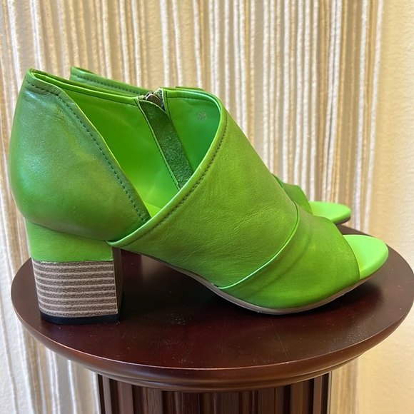 Like new Gorgeous Lime Green Sandals with Stacked Heel - Picture 3 of 7